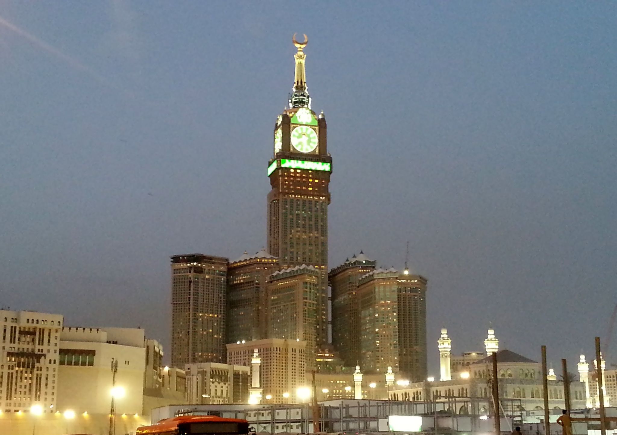 Башня в мекке. Часовая башня Абрадж Аль-Бейт. Часовой башне Абрадж Аль-Бейт в Мекке. Королевская часовая башня Мекка Саудовская Аравия. Абрадж Аль-Бейт (часовая Королевская башня).